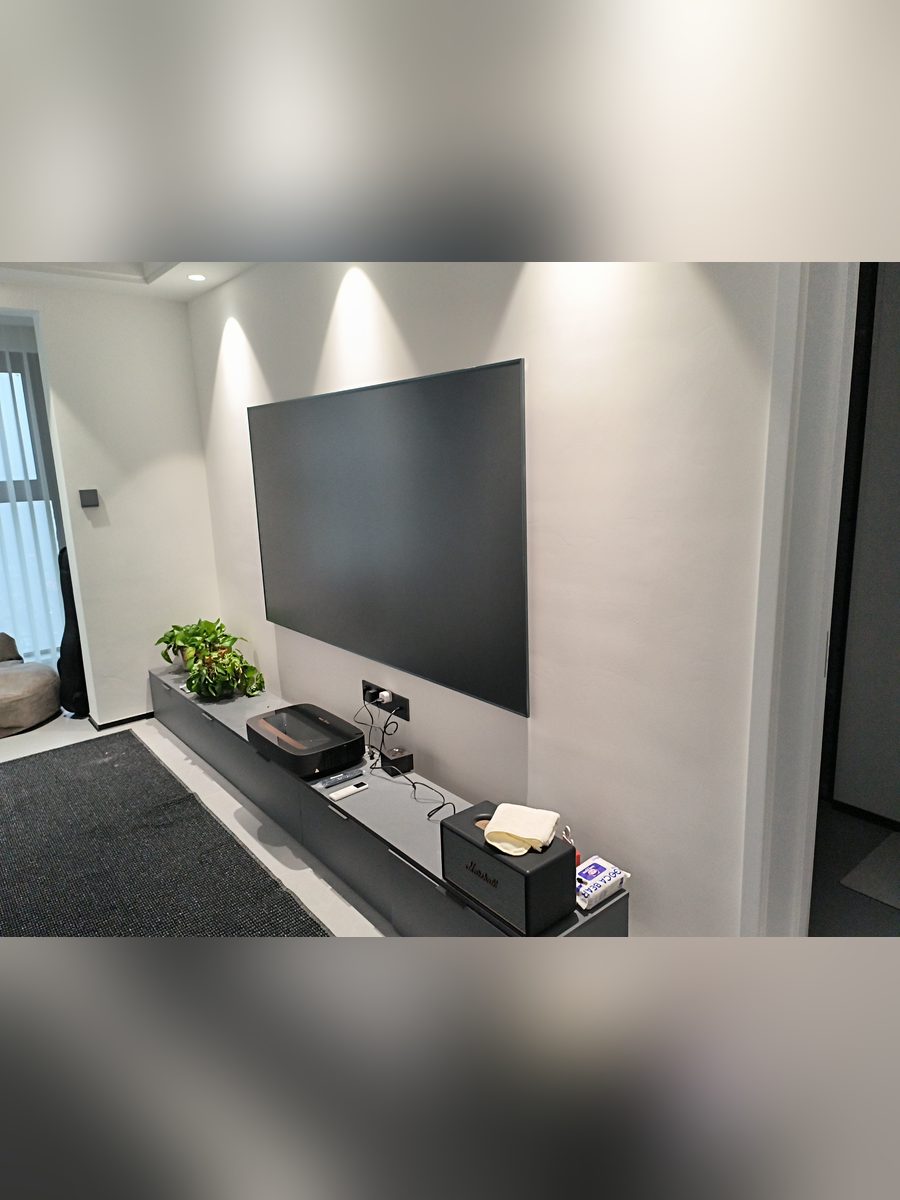 Minimalist setup with fixed-frame ALR screen